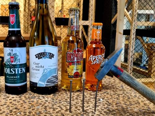 Getränkeauswahl mit Pils, Weißwein und Aperol Spritz bei Axtwerfen Hamburg
