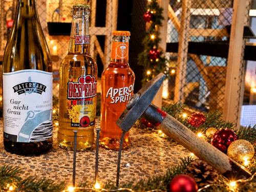 Getränke und Wurfaxt vor weihnachtlicher Deko bei Axtwerfen Hamburg